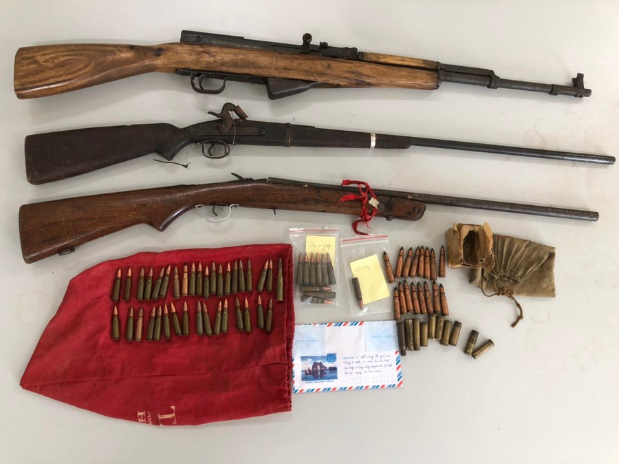 Cơ quan Công an huyện Vân Hồ thu giữ 3 khẩu súng có đạn đã lên nòng của đối tượng Sếnh. Cơ quan Công an huyện Vân Hồ thu giữ 3 khẩu súng có đạn đã lên nòng của đối tượng Sếnh.