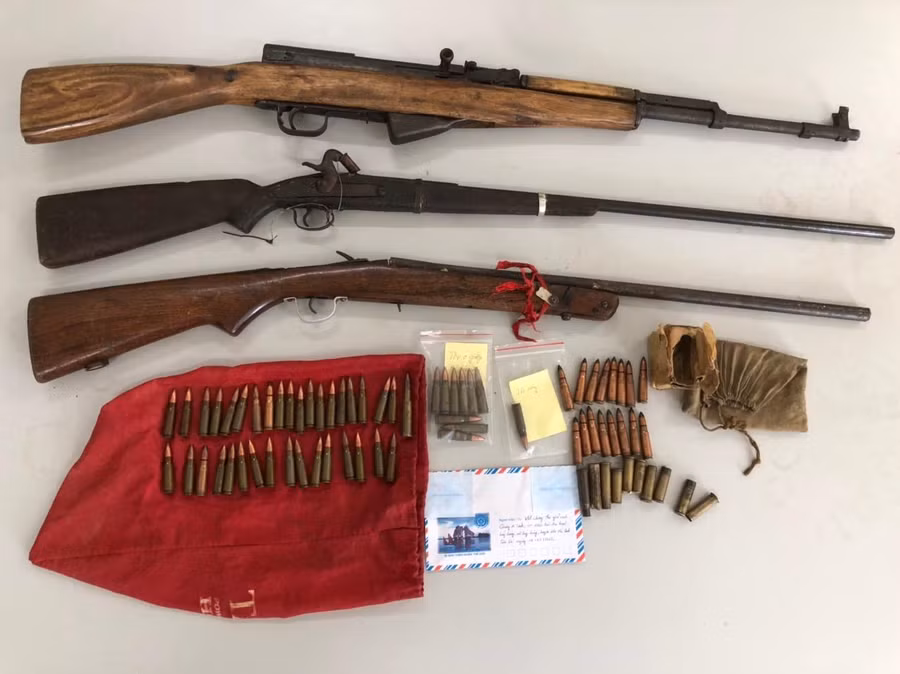 Cơ quan Công an huyện Vân Hồ thu giữ 3 khẩu súng có đạn đã lên nòng của đối tượng Sếnh.