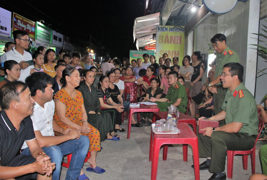 Phóng viên báo GD&TĐ (áo trắng) cùng có mặt tại buổi gặp gỡ để ghi nhận những chỉ đạo nóng của Giám đốc Công an tỉnh Hà Tĩnh. (Ảnh: Tiến Hiệp) Phóng viên báo GD&TĐ (áo trắng) cùng có mặt tại buổi gặp gỡ để ghi nhận những chỉ đạo nóng của Giám đốc Công an tỉnh Hà Tĩnh. (Ảnh: Tiến Hiệp)