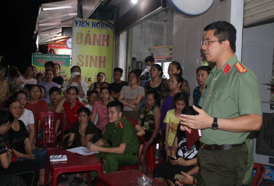 Đại tá Nguyễn Hồng Phong, Giám đốc Công an tỉnh Hà Tĩnh gặp gỡ, lắng nghe phản ánh của bà con tiểu thương, nạn nhân trong vụ "vỡ hụi" tại huyện Kỳ Anh. (Ảnh: Tiến Hiệp)