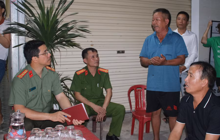 Tại buổi gặp gỡ, sau khi nghe ý kiến của các nạn nhân, Đại tá Nguyễn Hồng Phong cũng chỉ đạo lực lượng công an nhanh chóng điều tra, làm rõ vụ việc. (Ảnh: Tiến Hiệp)