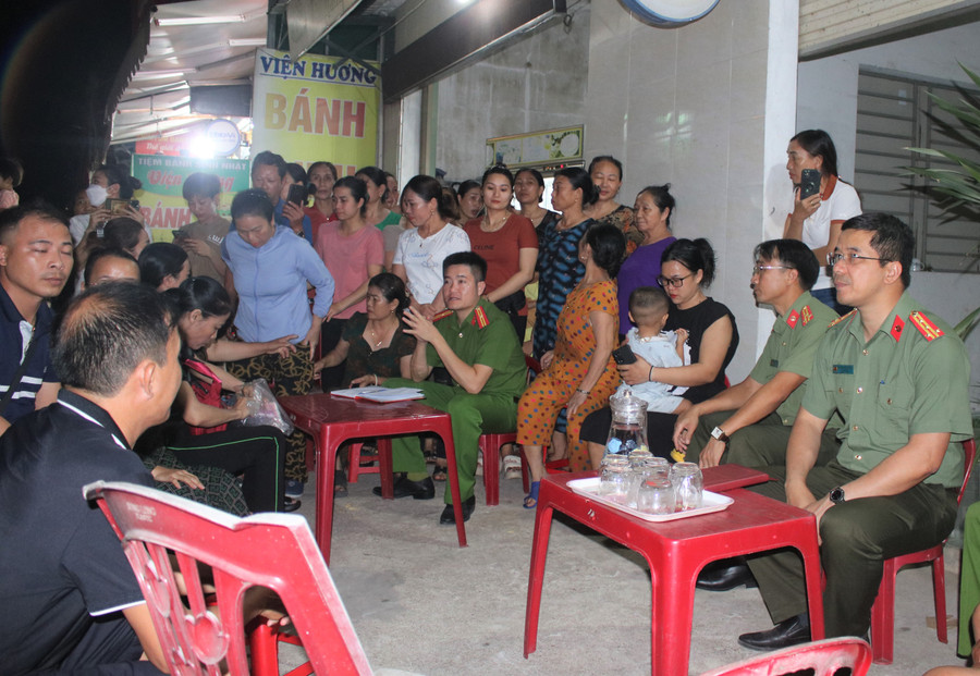 Rất đông người dân có mặt tại khu vực chợ Voi để phản ánh thông tin đến Giám đốc Công an tỉnh Hà Tĩnh trong đêm 3/7. (Ảnh: Tiến Hiệp) Rất đông người dân có mặt tại khu vực chợ Voi để phản ánh thông tin đến Giám đốc Công an tỉnh Hà Tĩnh trong đêm 3/7. (Ảnh: Tiến Hiệp)