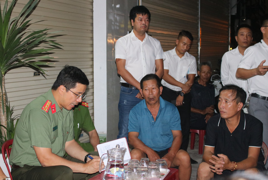 Giám đốc Công an tỉnh Hà Tĩnh lắng nghe, ghi chép tổng hợp thông tin người dân phản ánh. (Ảnh: Tiến Hiệp) Giám đốc Công an tỉnh Hà Tĩnh lắng nghe, ghi chép tổng hợp thông tin người dân phản ánh. (Ảnh: Tiến Hiệp)