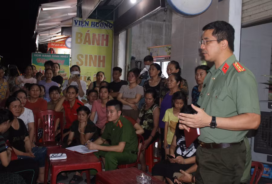 Đại tá Nguyễn Hồng Phong, Giám đốc Công an tỉnh Hà Tĩnh tiếp xúc người dân vụ "vỡ hụi" ở huyện Kỳ Anh. (Ảnh: Tiến Hiệp)