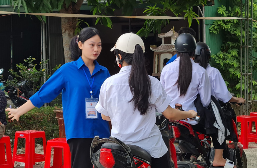Trước khi các buổi thi bắt đầu, thanh niên tình nguyện đến từ rất sớm để bố trí các điểm giữ đồ, giữ xe miễn phí, sắp xếp phương tiện, hỗ trợ thí sinh di chuyển, phân luồng giao thông... Trước khi các buổi thi bắt đầu, thanh niên tình nguyện đến từ rất sớm để bố trí các điểm giữ đồ, giữ xe miễn phí, sắp xếp phương tiện, hỗ trợ thí sinh di chuyển, phân luồng giao thông...