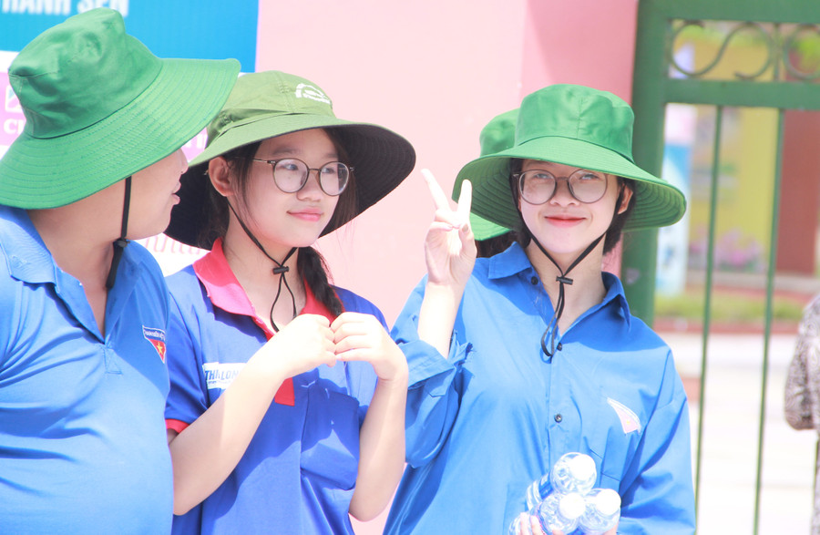 Việc tham gia tình nguyện tiếp sức mùa thi giúp các em học sinh được trải nghiệm, có kinh nghiệm cho bản thân để chuẩn bị tinh thần cho năm thi sắp tới. Việc tham gia tình nguyện tiếp sức mùa thi giúp các em học sinh được trải nghiệm, có kinh nghiệm cho bản thân để chuẩn bị tinh thần cho năm thi sắp tới.