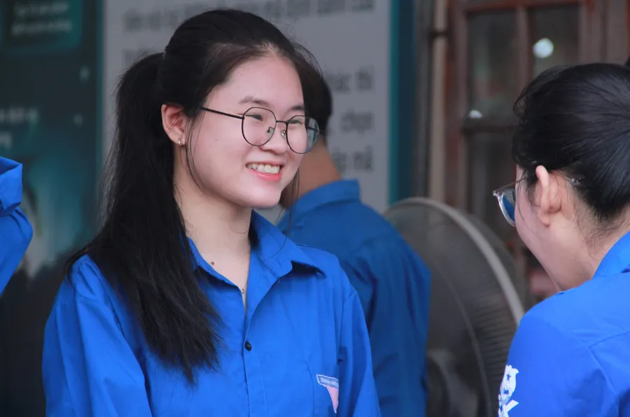 Nụ cười tỏa nắng của một thanh niên tình nguyện tiếp sức mùa thi tại Hà Tĩnh.