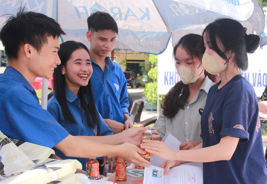 Trong kỳ thi quan trọng, sẽ có rất nhiều cảm xúc, nhưng những hình ảnh áo xanh tình nguyện sẽ để lại ấn tượng với nhiều người. Trong kỳ thi quan trọng, sẽ có rất nhiều cảm xúc, nhưng những hình ảnh áo xanh tình nguyện sẽ để lại ấn tượng với nhiều người.