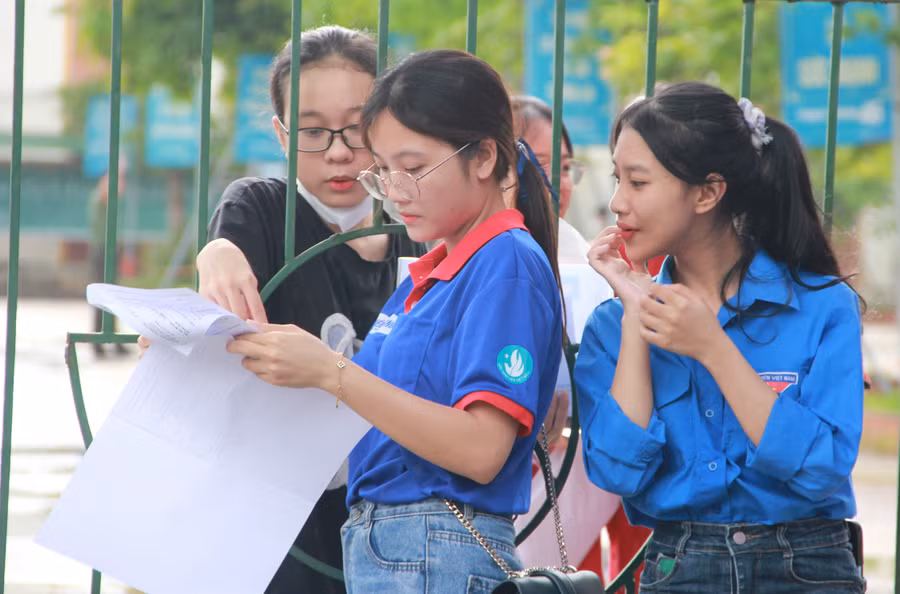 Năm nay em Nguyễn Hà Linh (lớp 11, Trường THPT Cẩm Bình) đăng ký tình nguyện tiếp sức mùa thi từ rất sớm với mong muốn làm quen với công tác xã hội.