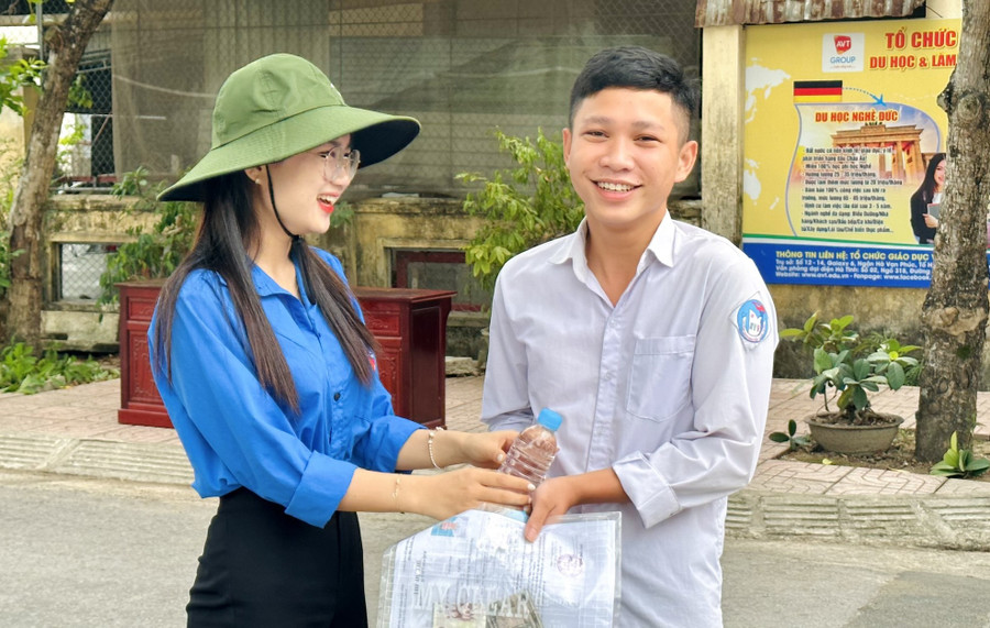 Do thời tiết trong hai ngày thi ở Hà Tĩnh khá nắng nóng nên việc bố trí nước uống miễn phí cho thí sinh luôn được các thanh niên tình nguyện đảm bảo. Do thời tiết trong hai ngày thi ở Hà Tĩnh khá nắng nóng nên việc bố trí nước uống miễn phí cho thí sinh luôn được các thanh niên tình nguyện đảm bảo.