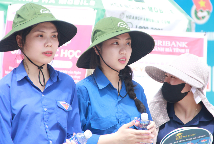 Theo đại diện Tỉnh đoàn Hà Tĩnh, trong thời gian diễn ra kỳ thi, các đoàn công tác của Tỉnh đoàn cũng đến thăm, tặng quà động viên các đội hình tình nguyện tại các điểm thi. Theo đại diện Tỉnh đoàn Hà Tĩnh, trong thời gian diễn ra kỳ thi, các đoàn công tác của Tỉnh đoàn cũng đến thăm, tặng quà động viên các đội hình tình nguyện tại các điểm thi.