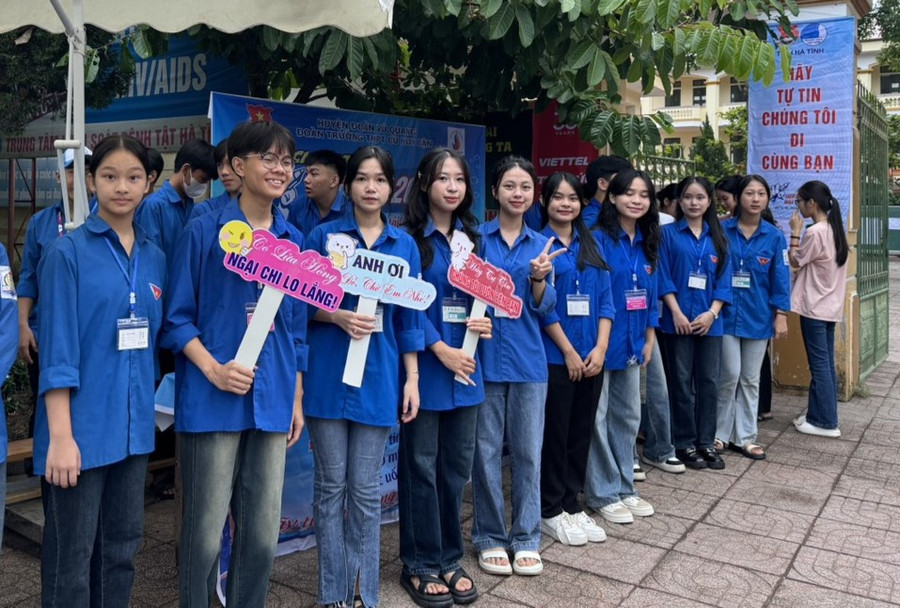 Tại 35 điểm thi, 35 Đội thanh niên tình nguyện “Tiếp sức mùa thi” với gần 1.500 ĐVTN tham gia có mặt tại các buổi thi để đồng hành, hỗ trợ các thí sinh bước vào kỳ thi thật bình tĩnh, tự tin. Tại 35 điểm thi, 35 Đội thanh niên tình nguyện “Tiếp sức mùa thi” với gần 1.500 ĐVTN tham gia có mặt tại các buổi thi để đồng hành, hỗ trợ các thí sinh bước vào kỳ thi thật bình tĩnh, tự tin.