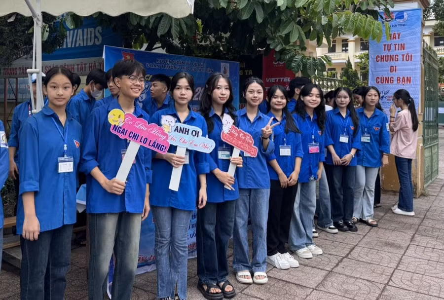 Tại 35 điểm thi, 35 Đội thanh niên tình nguyện “Tiếp sức mùa thi” với gần 1.500 ĐVTN tham gia có mặt tại các buổi thi để đồng hành, hỗ trợ các thí sinh bước vào kỳ thi thật bình tĩnh, tự tin.