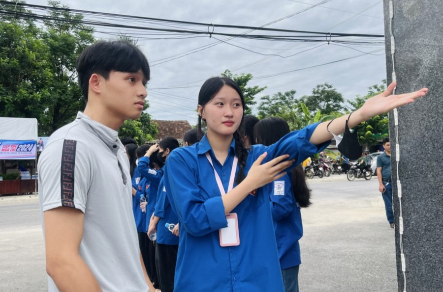 Những "bóng hồng xanh" tận tình hướng dẫn thí sinh chưa quen với điểm thi, đến muộn, quên giấy tờ... Những "bóng hồng xanh" tận tình hướng dẫn thí sinh chưa quen với điểm thi, đến muộn, quên giấy tờ...