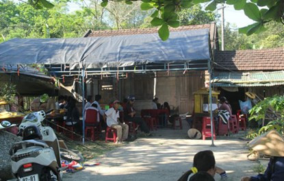 Đâm chết bạn chỉ vì tranh nhau ghế ngồi ăn ốc