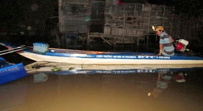 Bơi xuồng săn chuột đồng thu tiền triệu mỗi đêm ở miền Tây ảnh 1