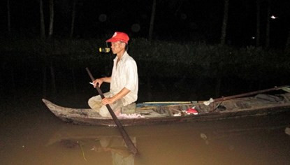 Bơi xuồng săn chuột đồng thu tiền triệu mỗi đêm ở miền Tây ảnh 7