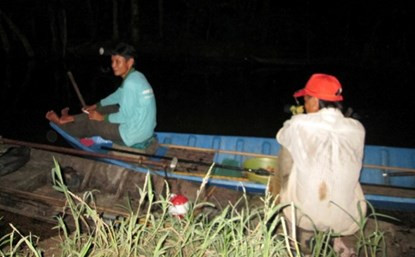 Bơi xuồng săn chuột đồng thu tiền triệu mỗi đêm ở miền Tây ảnh 13