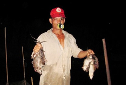 Bơi xuồng săn chuột đồng thu tiền triệu mỗi đêm ở miền Tây ảnh 11