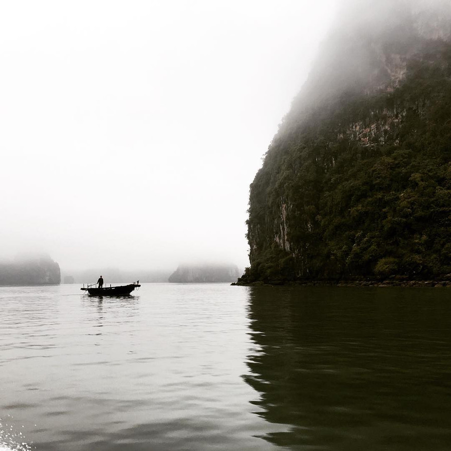 Cách đây vài tiếng đồng hồ, nam diễn viên Corey Hawkins chia sẻ bức ảnh phong cảnh vịnh Hạ Long trong thời tiết sương mù dày đặc. Trên vịnh là một người đang chèo thuyền.