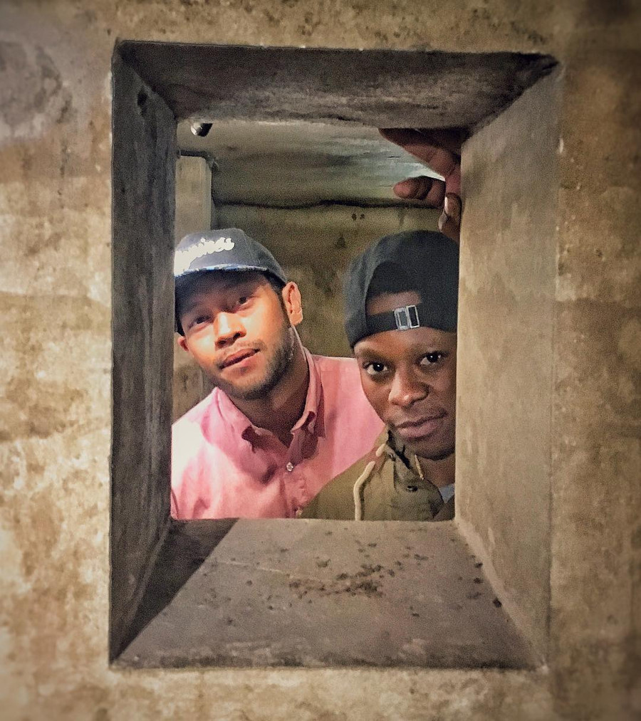 Corey và đồng nghiệp Jason Mitchell ghi lại hình ảnh ở những nơi mình đã qua.