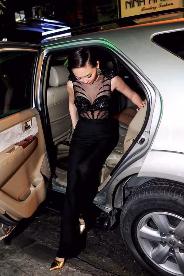  Tối qua (18/03), Tóc Tiên ngồi xế sang để đến biểu diễn tại một sự kiện lớn, được tổ chức hoành tráng tại TP. HCM. 