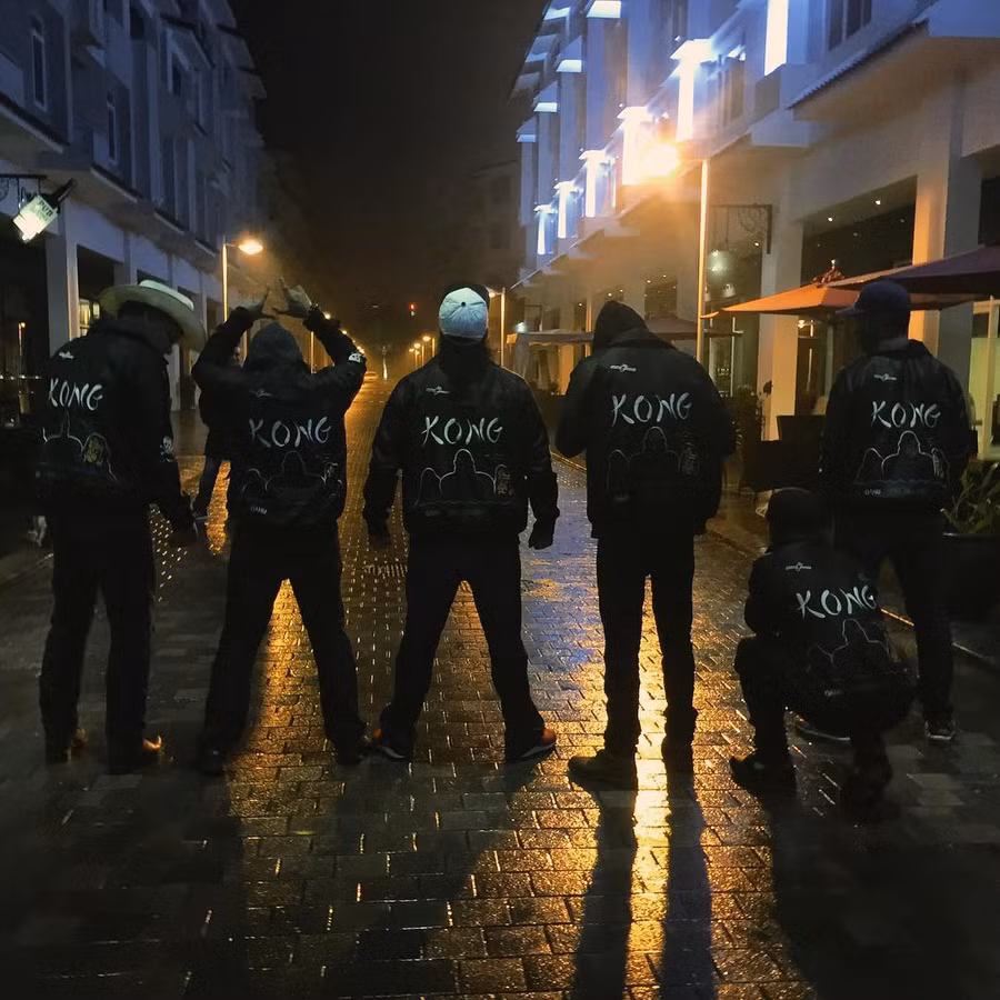 Nam diễn viên trẻ Thomas Mann đăng bức ảnh ê-kíp cùng diện đồng phục làm phim ở khu du lịch Tuần Châu để kỷ niệm quá trình quay phim ở đây vừa kết thúc.