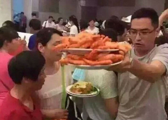 Khách Trung Quốc tranh nhau ăn tôm ở Thái Lan ảnh 2 Khách Trung Quốc giành giật đồ ăn trong tiệc buffet. Ảnh: Shanghaiist