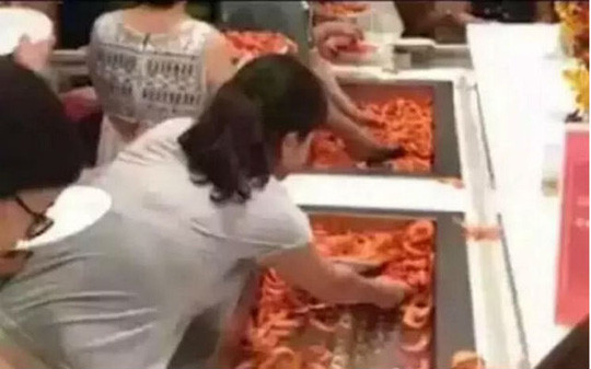 Khách Trung Quốc tranh nhau ăn tôm ở Thái Lan ảnh 1 Khách Trung Quốc tranh nhau ăn tôm ở Thái Lan
