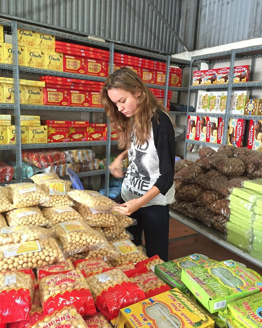 Cách đây vài ngày khi đoàn phim ở Hạ Long, Brie tới thăm một cửa hàng bánh kẹo trong thành phố vào giữa giờ nghỉ. Cô gọi cửa hiệu này là thiên đường ăn vặt, chăm chú xem bánh nhãn.