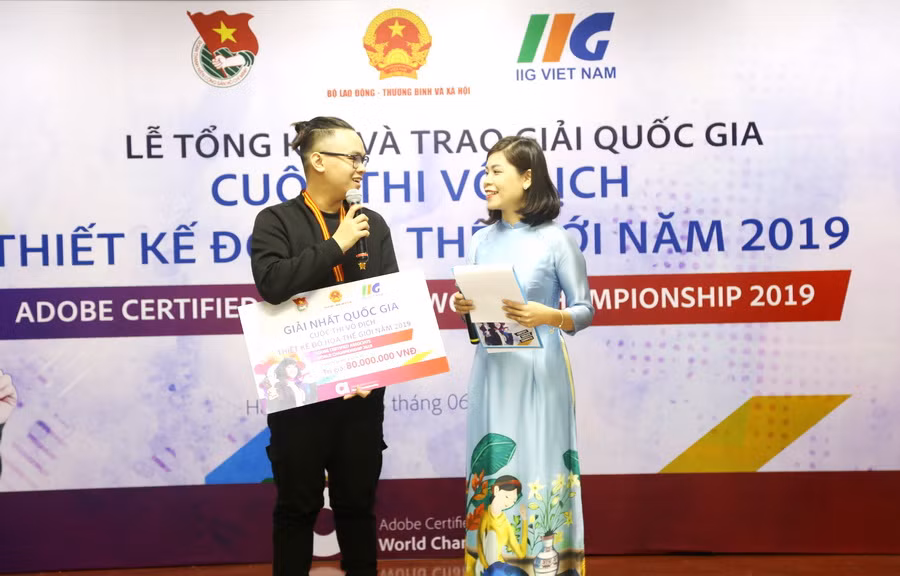 Giao lưu với thí sinh đạt giải quán quân. Giao lưu với thí sinh đạt giải quán quân.