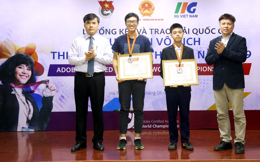 Ông Bùi Văn Linh - Phó Vụ trưởng phụ trách Vụ Giáo dục Chính trị và Công tác HSSV (Bộ GD&ĐT) và đại biểu trao giải cho 2 thí sinh đồng giải Nhì Quốc gia.