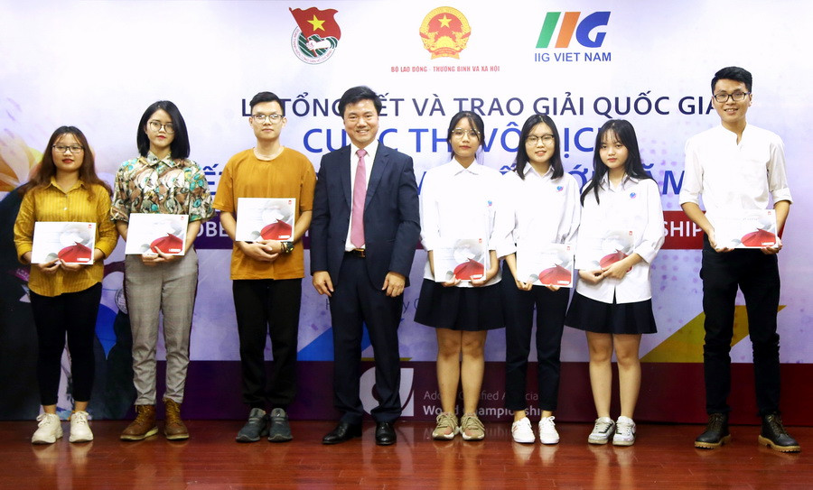 BTC trao chứng chỉ ACA quốc tế cho các thí sinh.