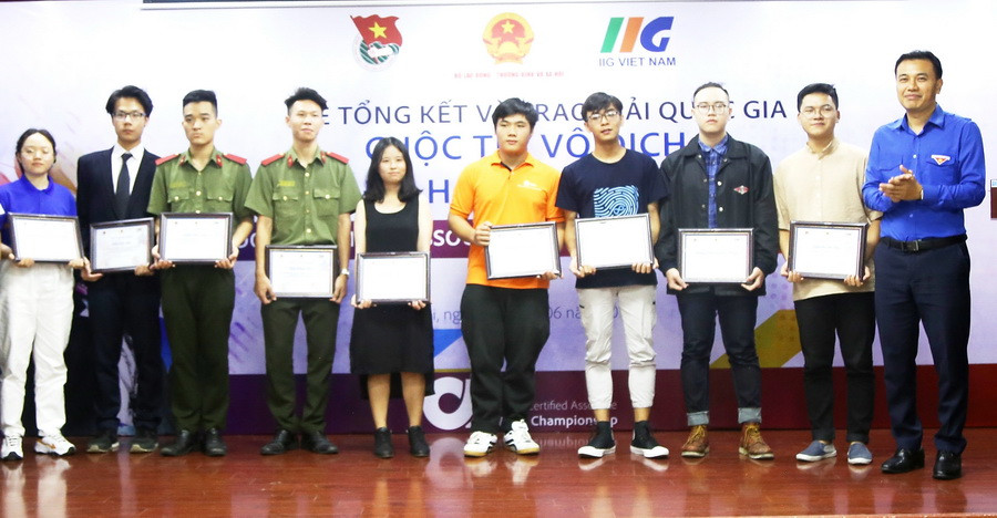 BTC trao giải cho các thí sinh đạt giải Khuyến khích Quốc gia.