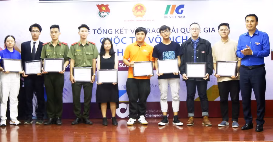 BTC trao giải cho các thí sinh đạt giải Khuyến khích Quốc gia. BTC trao giải cho các thí sinh đạt giải Khuyến khích Quốc gia.