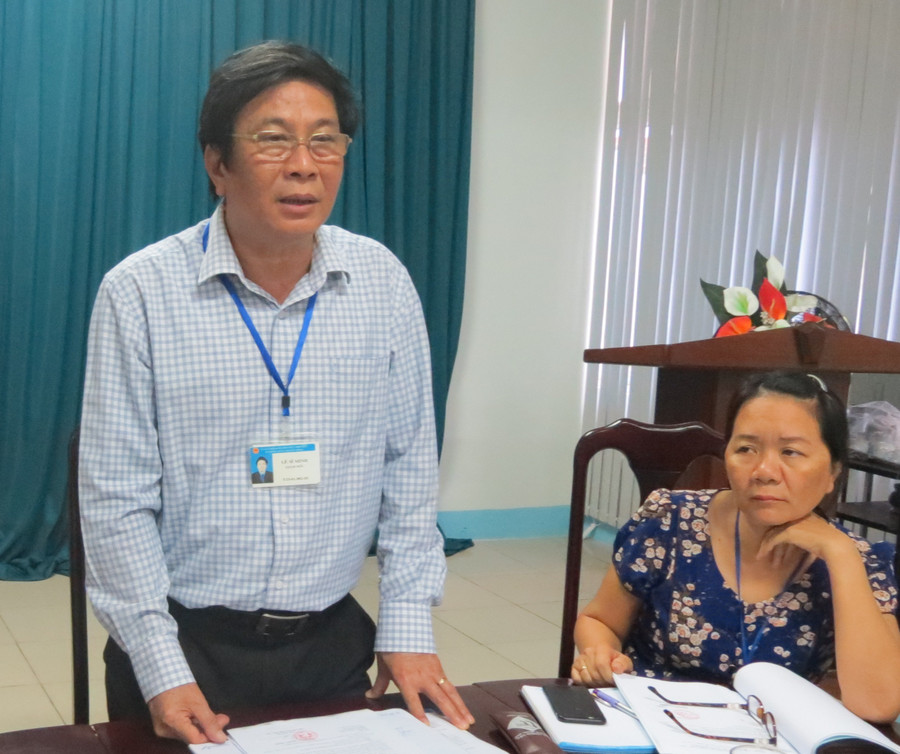 Ông Lê Sỹ Minh trả lời các câu hỏi của phóng viên