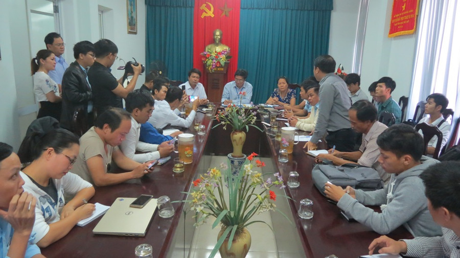 Đông đảo các phóng viên đã có mặt để đưa tin về việc rút quyết định xử phạt hành chính bác sĩ Truyện tại Sở TT&TT Thừa Thiên Huế