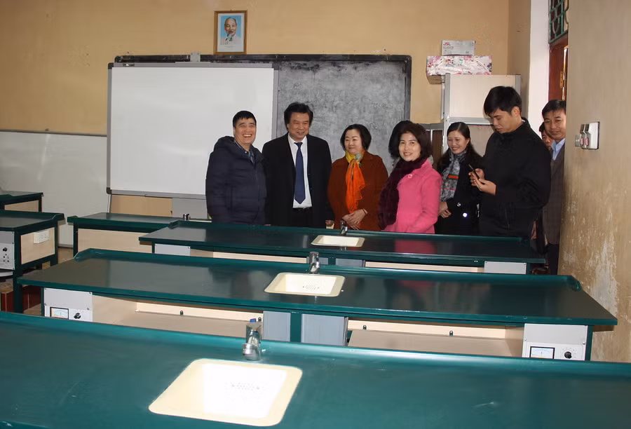 Thứ trưởng Nguyễn Hữu Độ thăm phòng Sinh – Hóa của Trường THCS Sơn Hà