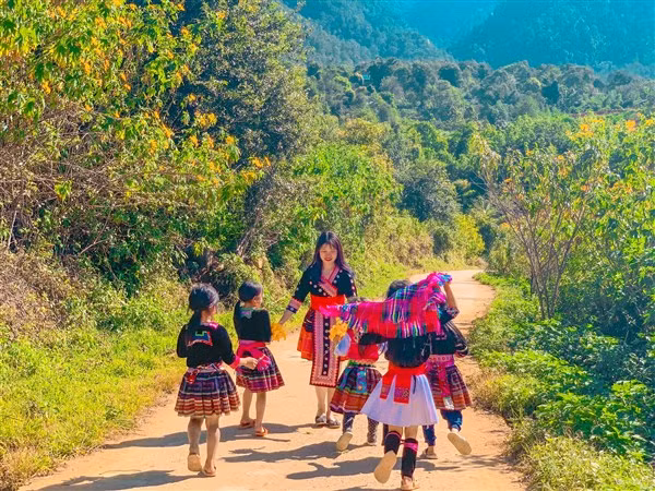 Cô Thảo cùng học sinh hòa mình trong trang phục dân tộc.