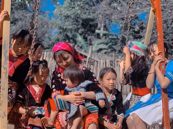 Cô giáo Vũ Phương Thảo cùng các trò nhỏ.