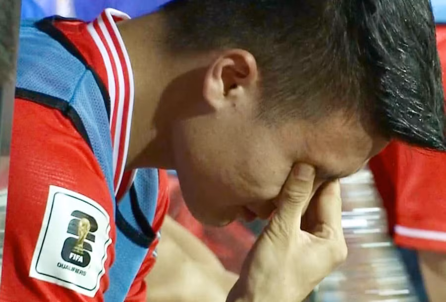 Quang Hải mắt rớm lệ khi không được vào sân trận tuyển Việt Nam thua Indonesia 0-3.