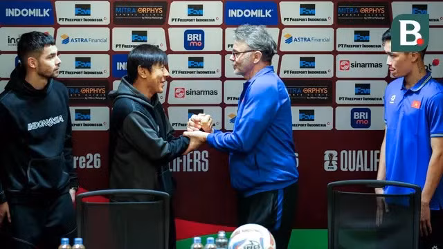 HLV Shin Tae-yong (trái) bắt tay HLV Philippe Troussier. Ảnh: Bola. HLV Shin Tae-yong (trái) bắt tay HLV Philippe Troussier. Ảnh: Bola.