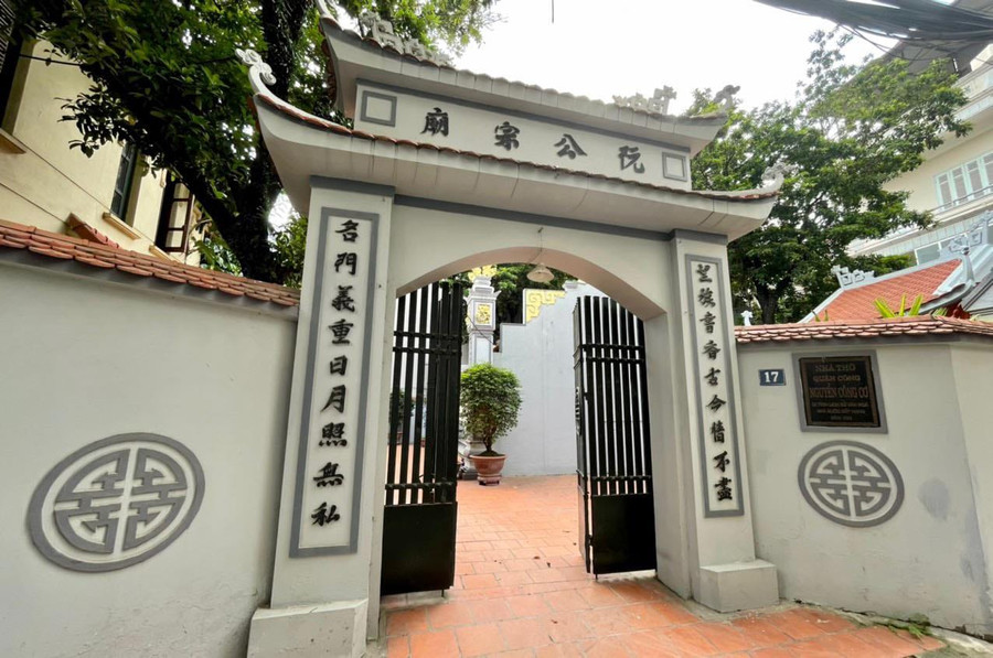 Cổng nhà thờ Tiến sĩ Nguyễn Công Cơ.