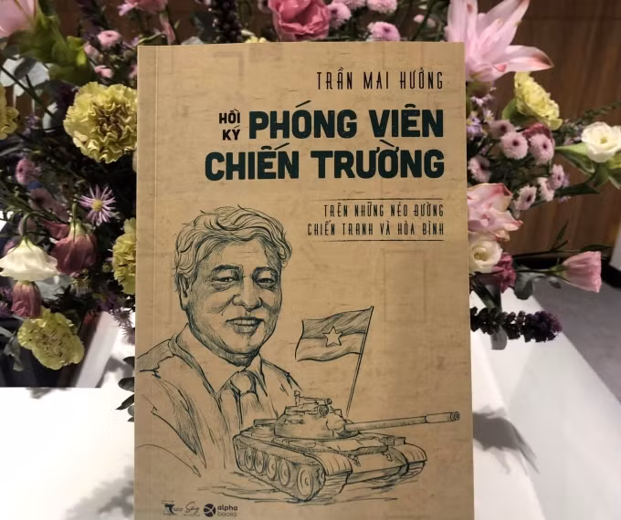 Cuốn hồi ký 'Phóng viên chiến trường'. Ảnh: Thảo Quyên. Cuốn hồi ký 'Phóng viên chiến trường'. Ảnh: Thảo Quyên.