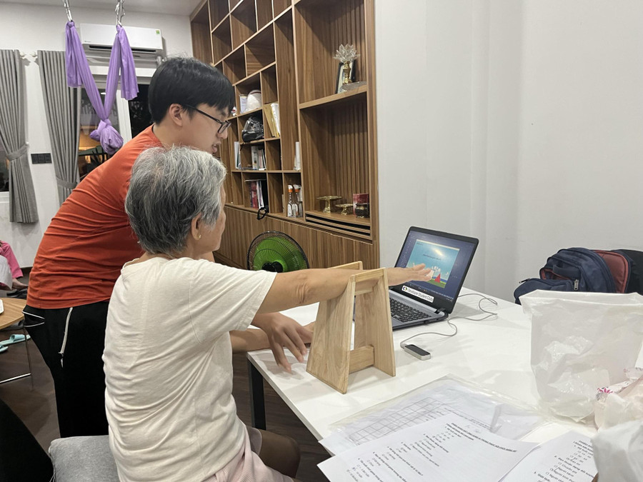 Người dùng trải nghiệm trò chơi điện tử hỗ trợ phục hồi chức năng tay của nhóm BK Hand Rehab.