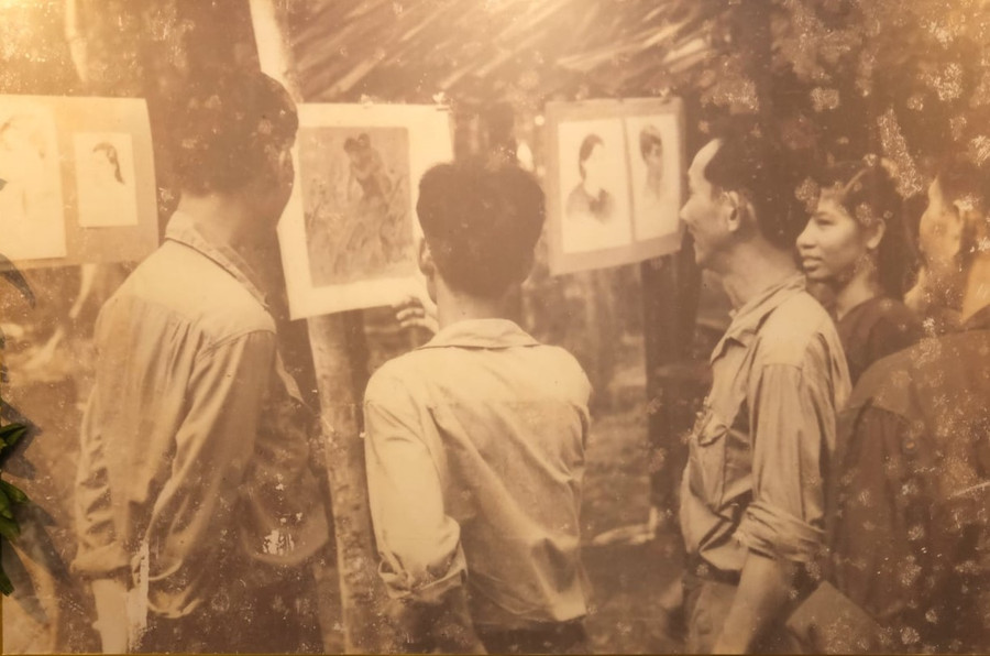 Các họa sĩ của Phòng Hội họa Giải phóng vừa chiến đấu vừa sáng tác rồi triển lãm ngay bên chiến hào.