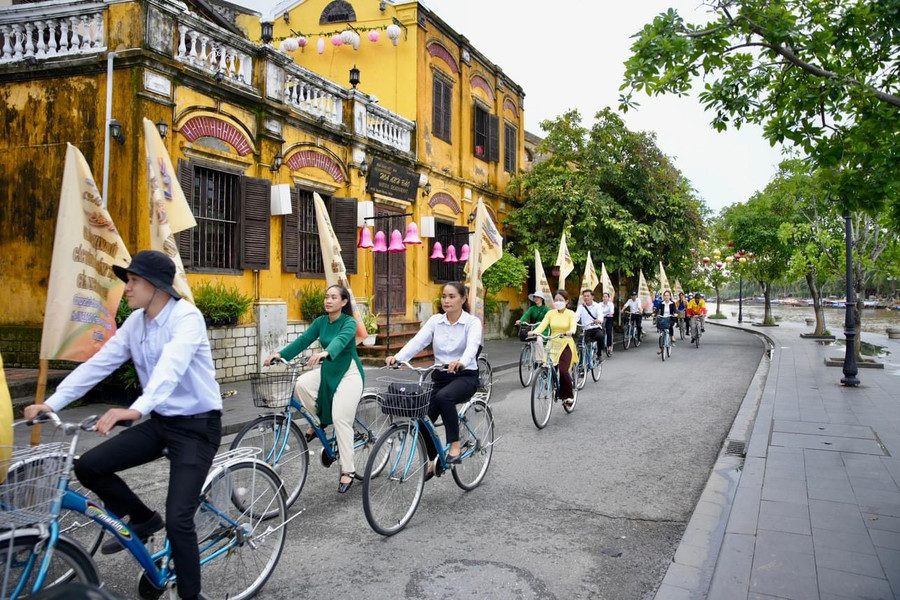 Người dân Hội An diễu hành chào mừng sự kiện &apos;Hội An gia nhập Mạng lưới các thành phố sáng tạo UNESCO năm 2023&apos;.