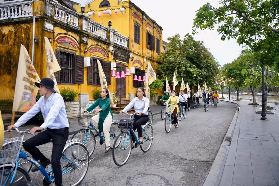 Người dân Hội An diễu hành chào mừng sự kiện 'Hội An gia nhập Mạng lưới các thành phố sáng tạo UNESCO năm 2023'.