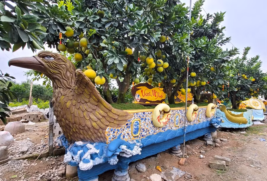 Tác phẩm 'Vươn mình bay xa' dài 6,5 m có giá khoảng 250 triệu đồng. Nhà vườn hiện đang có 42 chậu trồng bưởi độc lạ, mỗi chậu có giá dao động từ 50 - 250 triệu đồng.