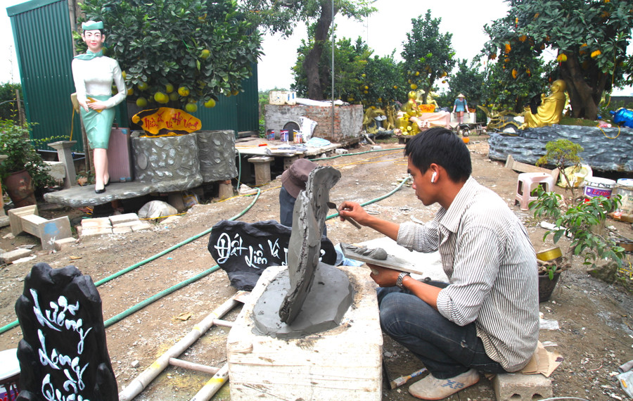 Bên cạnh việc chọn cây bưởi phù hợp với bể cảnh. Những nghệ nhân, người làm vườn phải tạo khung, lắp ghép, đắp, mài giũa, sơn, kẻ vẽ… một cách khéo léo.